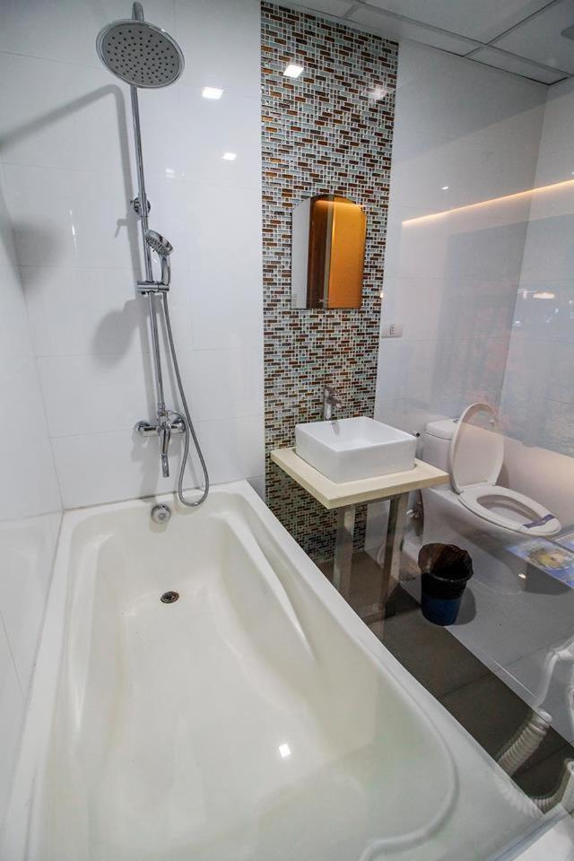 Hotel Dreamworld Araneta Cubao Bagian luar foto