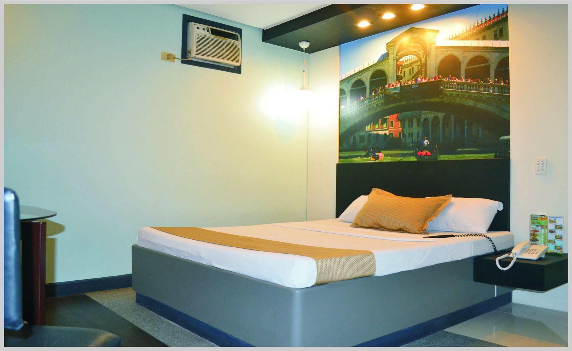 Hotel Dreamworld Araneta Cubao Bagian luar foto