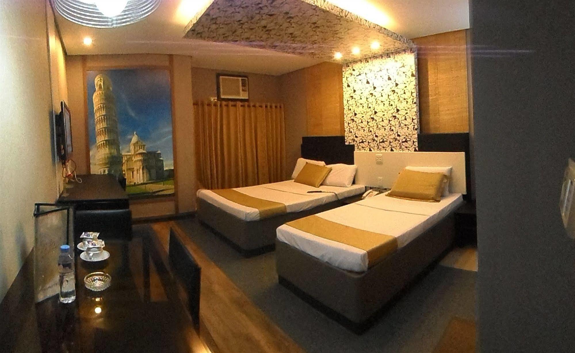 Hotel Dreamworld Araneta Cubao Bagian luar foto