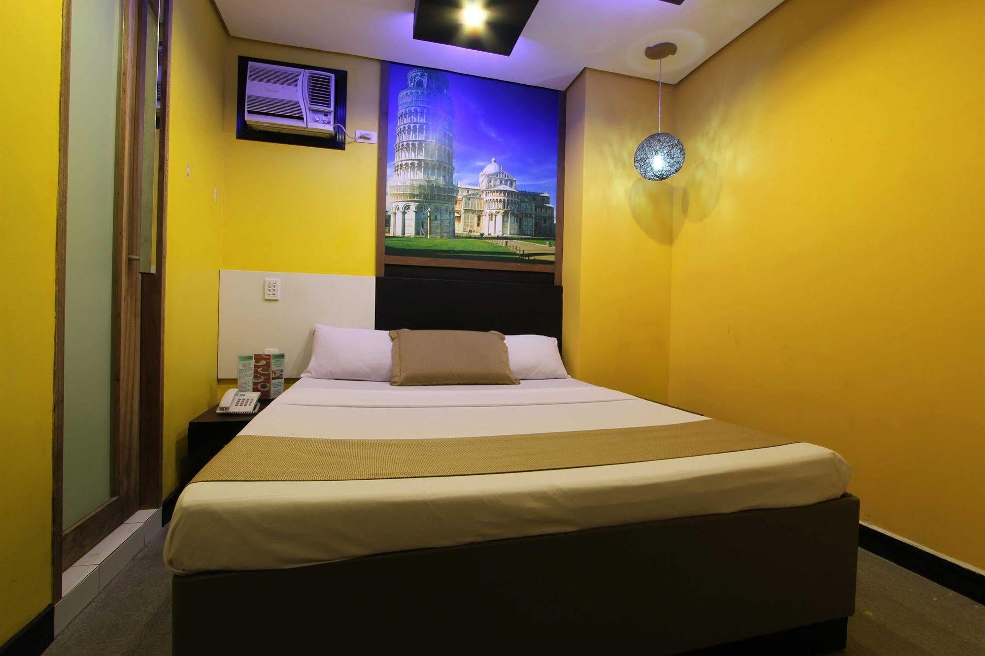 Hotel Dreamworld Araneta Cubao Bagian luar foto