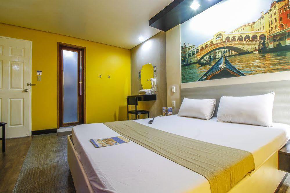 Hotel Dreamworld Araneta Cubao Bagian luar foto